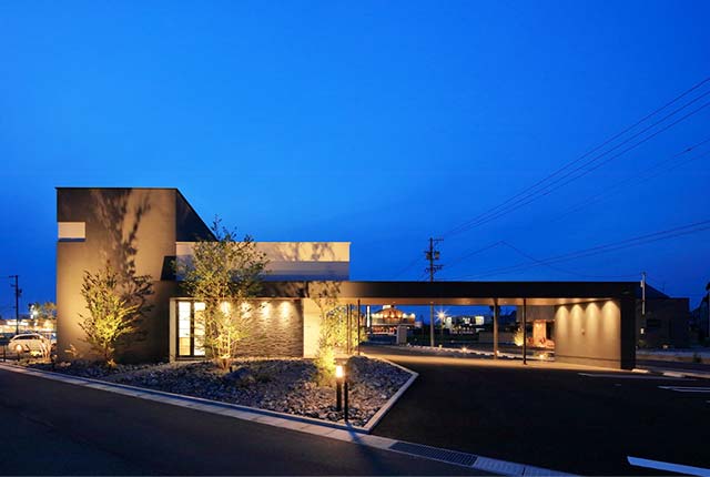 医院外観(夜)